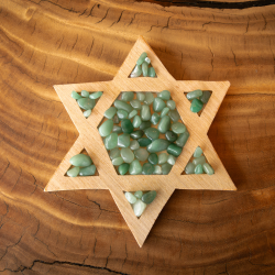 Estrella de 6 pintas detallada con ágata verde